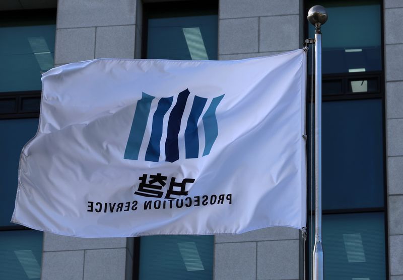 [서울=뉴시스] 이영환 기자 = 공소청 출범을 열흘 앞두고 이정현(사법연수원 27기) 수원고검장이 검찰총장 직무대행을 맡게 되자 검찰 내부가 술렁이고 있다. 사진은 지난 6일 오후 서울 서초구 대검찰청의 깃발이 펄럭이는 모습. 2026.09.23. 20hwan@newsis.com