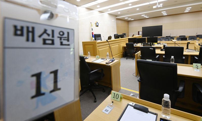 [수원=뉴시스] 김종택 기자 = 이화영 전 경기도평화부지사의 연어 술파티 의혹 관련 위증 혐의에 대한 국민참여재판이 열린 지난 6월 5일 경기 수원시 영통구 수원지방법원 204호 법정 모습. 2026.09.23. jtk@newsis.com