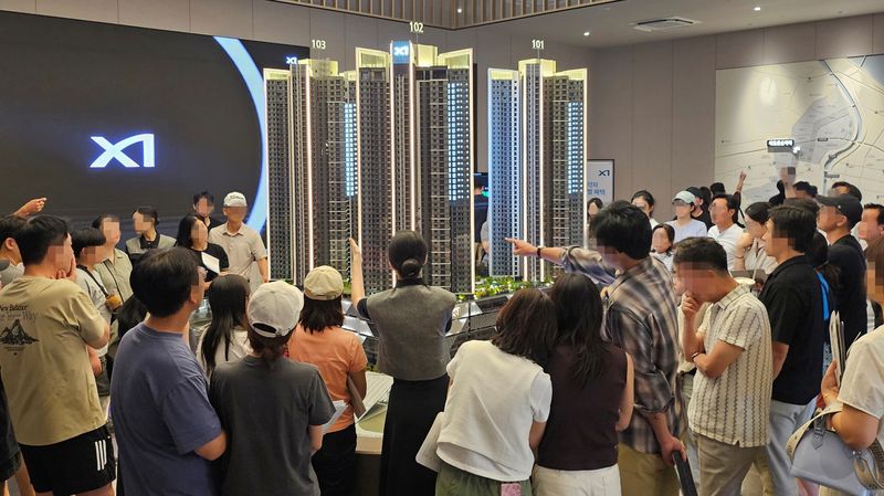 [서울=뉴시스] 서울 양천구 목동윤슬자이 견본주택 안의 대형 주택모형을 살펴보는 방문객들의 모습. (사진=GS건설 제공) 2026.09.23. photo@newsis.com *재판매 및 DB 금지