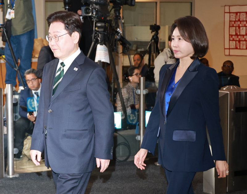 이재명 대통령과 김혜경 여사가 22일(현지시간) 미국 뉴욕 유엔본부에서 총회장으로 이동하고 있다. /사진=연합뉴스