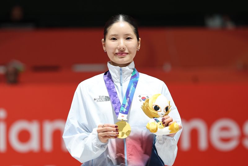 대한민국 송세라가 21일 일본 아이치 스카이 엑스포홀에서 열린 2026 아이치·나고야 아시안게임 펜싱 여자 에페 개인전에서 금메달을 차지한 뒤 메달을 들어 보이고 있다. 2026.9.22 ⓒ 뉴스1 안은나 기자