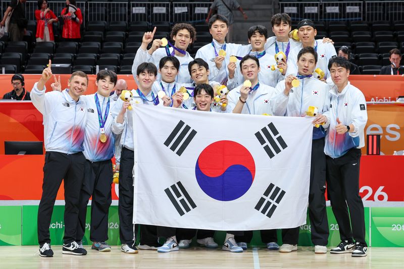 20일 일본 나고야 아이치 인터내셔널 아레나에서 열린 2026 아이치·나고야 아시안게임 남자농구 결승전 시상식에서 12년 만에 금메달을 획득한 대한민국 선수들이 마줄스 감독과 함께 태극기를 들고 기념 촬영을 하고 있다. 2026.9.20 ⓒ 뉴스1 안은나 기자