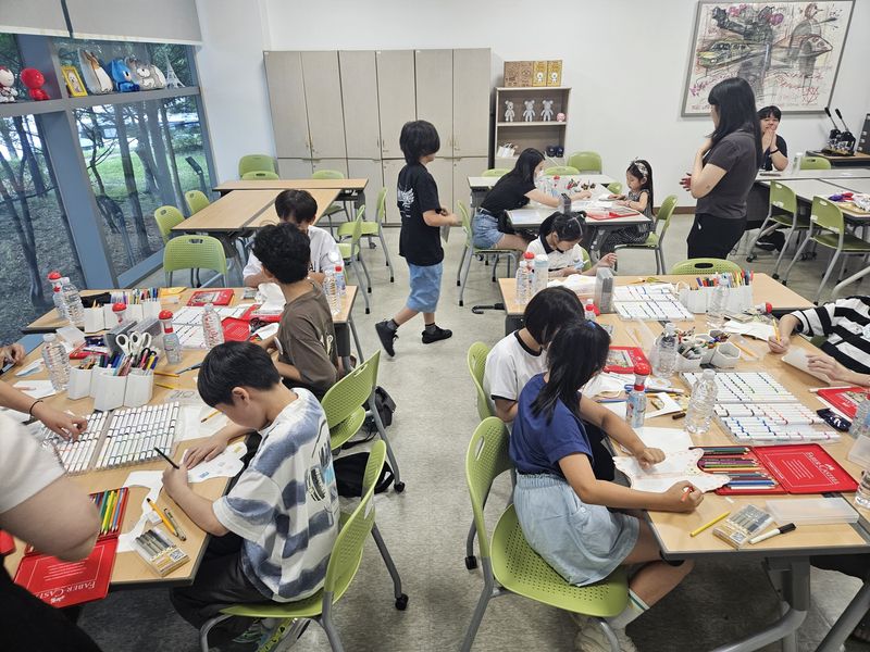 한국만화영상진흥원이 운영하는 '2026 꿈의 스튜디오 부천'에 참여한 청소년들이 그림을 그리고 있다. 진흥원 제공