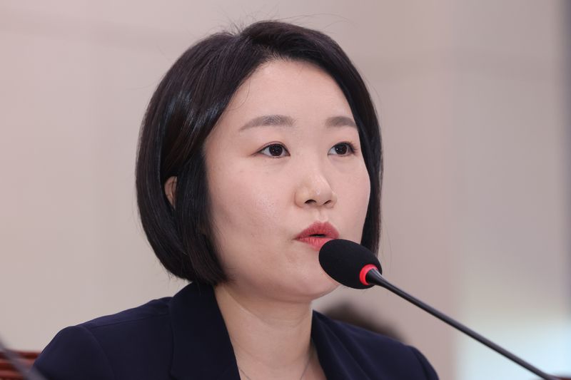 이소영 중소벤처기업부 장관 후보자가 15일 국회 산업통상자원중소벤처기업위원회에서 열린 인사청문회에서 의원 질의에 답하고 있다. 뉴스1