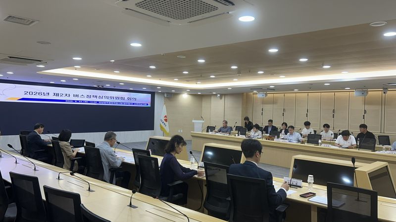 전남광주통합특별시(광주특별시)가 지난 22일 광주청사 소회의실에서 '버스정책심의위원회'<사진>를 열어 '광주권 시내버스 노선 개편(안)'을 심의·의결했다. 이에 따라 오는 10월 말부터 광주권 시내버스 노선 수가 기존 103개에서 115로 12개 늘고, 평균 배차 간격이 기존 25.2분에서 20.7분으로 4.5분 단축된다. 광주특별시 제공