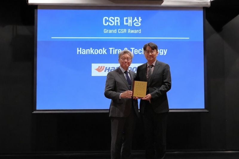 김형규 한국타이어 헝가리공장 HR팀장(오른쪽)이 지난 18일(현지시간) 헝가리 부다페스트에서 열린 주헝가리 대한민국 대사관 주최 '제2회 헝가리 진출기업 CSR 활동 시상식'에서 대상을 수상한 뒤 박철민 주헝가리 대한민국대사와 기념촬영을 하고 있다. 한국타이어앤테크놀로지 제공