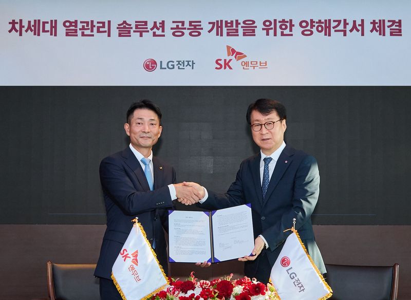 지난 21일 서울 종로구 SK서린빌딩에서 열린 '가전·상업·산업용 신규 냉매, 냉동기유 및 액침냉각 기술 공동 선행 개발' 업무협약식에서 SK엔무브 김원기 사장과 LG전자 ES사업본부장 이재성 사장(오른쪽)이 기념촬영을 하고 있다. LG전자 제공