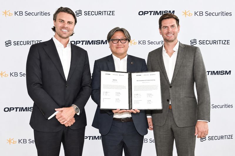 KB증권은 지난 21일 시큐리타이즈(Securitize), 옵티미즘 재단(Optimism Foundation)과 국내 기관 토큰증권 사업 협력을 위한 업무협약을 체결했다. 왼쪽부터 빌리 밀러 시큐리타이즈 최고운용책임자(COO), 박재만 KB증권 AI·디지털본부 상무, 카일 젠케 옵티미즘 파운데이션 COO. KB증권 제공