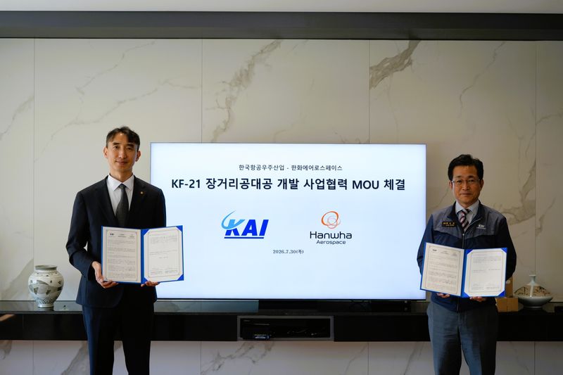 백기봉 한화에어로스페이스 PGM2사업단장(왼쪽)이 지난 7월 경남 사천시 한국항공우주산업(KAI) 본사에서 열린 KF-21 장거리 공대공 개발 사업협력 MOU 체결식에서 백중현 KAI 국내사업본부 고정익사업1실장과 기념촬영을 하고 있다. 한화에어로스페이스 제공