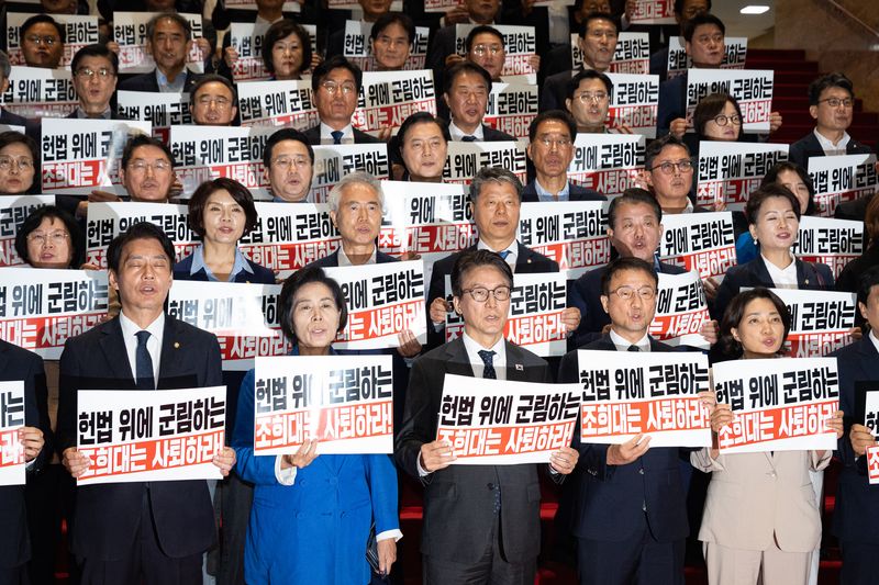 김민석 더불어민주당 대표와 한병도 원내대표를 비롯한 의원들이 22일 서울 여의도 국회에서 열린 조희대 대법원장, 대법관 재제청 요구 거부 관련 규탄대회에서 손팻말을 들고 구호를 외치고 있다. 2026.9.22 ⓒ 뉴스1 유승관 기자