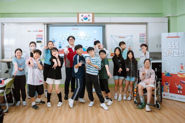 지난 21일 서울 영등포구 당산초등학교에서 열린 롯데물산의 찾아가는 과학 교육 프로그램 '555 과학교실'에 참여한 학생들이 기념촬영을 하고 있다. 롯데물산 제공