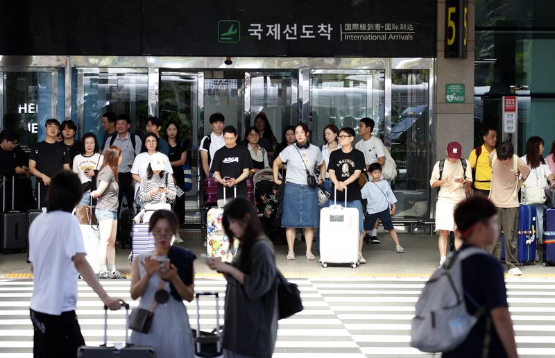 제주국제공항 국내선 1층 도착장에서 이용객들이 이동하고 있다. 지난 8월 제주에는 5607명이 전입하고 5510명이 전출해 97명 순유입을 기록하면서 지난해 같은 달 201명 순유출에서 흐름이 바뀌었다. 사진=뉴시스