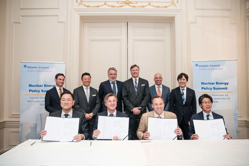 지난 22일(현지시간) 삼성물산 김정욱 부사장(앞줄 왼쪽부터), SGE 라파우 카스프루프 CEO, GE 버노바 스콧스트래직 CEO, 히타치 야스히로 다케우치 부사장이 소형모듈원전(SMR)의 시장 개발 및 상업적 기회 발굴을 위한 업무협약식에서 기념촬영을 하고 있다. 사진=삼성물산 제공