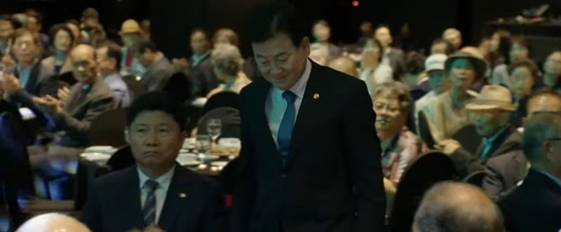 정동영 통일부 장관이 23일 서울 중구 더 플라자 호텔에서 열린 '제4회 이산가족의 날' 행사에 참석해 이산가족들에게 인사하고 있다. KTV 갈무리