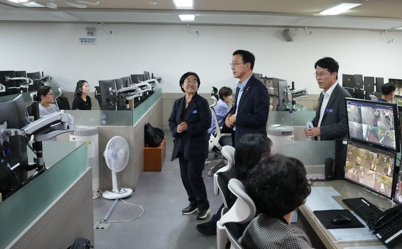 지난 8월27일 위성곤 제주도지사가 제주지역 CCTV통합관제센터를 찾아 방범용 CCTV 관제 상황을 점검하고 있다. 제주도는 긴급 실종·위기사건 발생 시 CCTV 집중관제와 인공지능 실종자 추적플랫폼 TOSS를 경찰·해경 수색과 연계하고, 드론·구조견 등 가용 자원도 함께 투입하는 통합 대응체계를 운영할 계획이다. 사진=제주특별자치도 제공