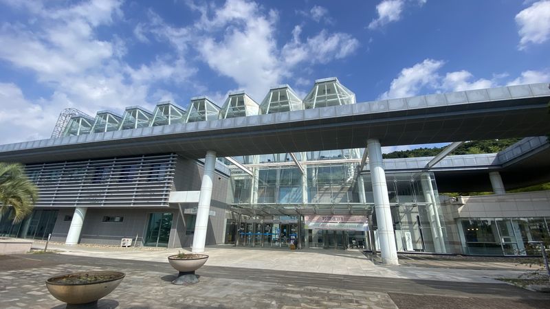 서귀포시 중문관광단지 제주국제평화센터에 위치한 UNITAR 제주국제연수센터(CIFAL Jeju) 전경. 제주연구원은 UNITAR 제주국제연수센터와 NIA 글로벌센터가 한 지역에 자리하고 있다는 점을 글로벌 AI 허브 제주 유치의 국제협력 기반으로 제시했다. 사진=정용복 기자
