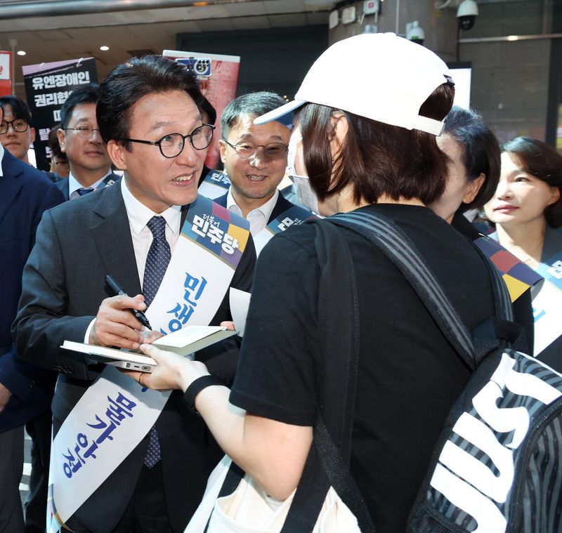 김민석 더불어민주당 대표와 한병도 원내대표를 비롯한 지도부가 23일 서울 용산역에서 추석 명절을 맞아 귀성길에 오른 시민들에게 귀성인사를 하고 있다. 뉴스1