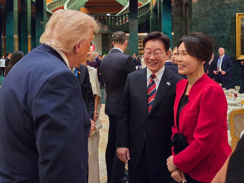 지난 7월 북대서양조약기구(NATO·나토) 정상회의에 참석 중인 이재명 대통령과 김혜경 여사가 7일(현지시간) 튀르키예 앙카라 대통령궁에서 열린 튀르키예 대통령 내외 주최 공식 환영만찬에서 도널드 트럼프 미국 대통령과 대화하고 있다. 뉴스1