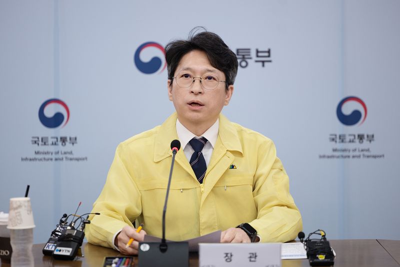 홍지선 국토교통부 장관이 23일 정부세종청사에서 열린 추석 연휴 특별교통대책 준비상황 점검회의에서 모두발언을 하고 있다. 국토부 제공