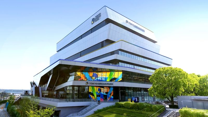 뮤지컬 '아몬드' 한국 공연 모습과 TV 아사히 제공 도쿄 드림 파크 전경.