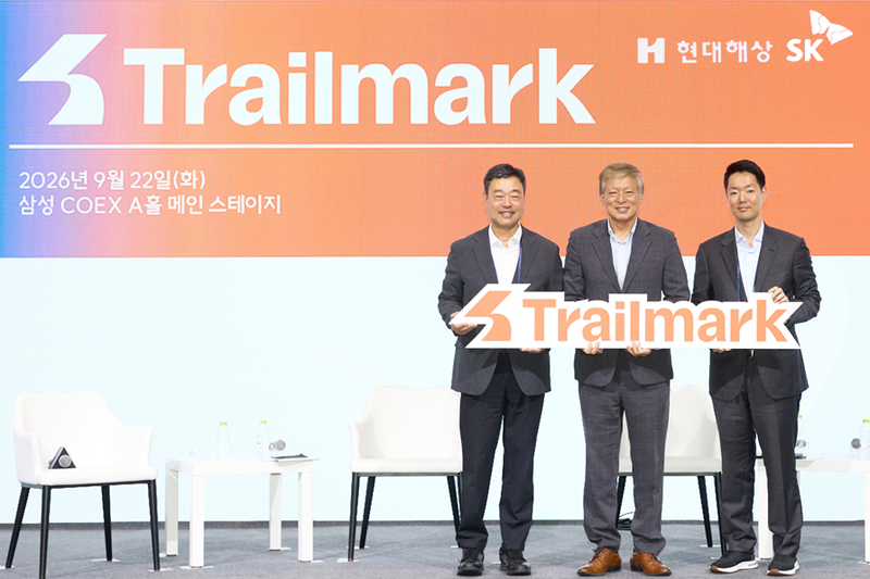 지난 22일 코엑스에서 열린 제3회 사회적가치페스타 스페셜 프로그램 '프로젝트 트레일마크' 발표회에서 현대해상 정경선 CSO, 태재대학교 염재호 총장, SK 수펙스추구협의회 지동섭 SV위원장(우측 첫번째부터)이 함께 기념촬영을 하고 있다.현대해상 제공