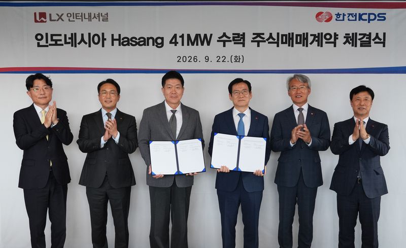 김홍연 한전KPS 사장(오른쪽에서 세 번째)과 구혁서 LX인터내셔널 대표(네 번째)가 지난 22일 인도네시아 하상 수력발전소 지분 인수 계약 체결 후 기념촬영을 하고 있다. 한전KPS 제공