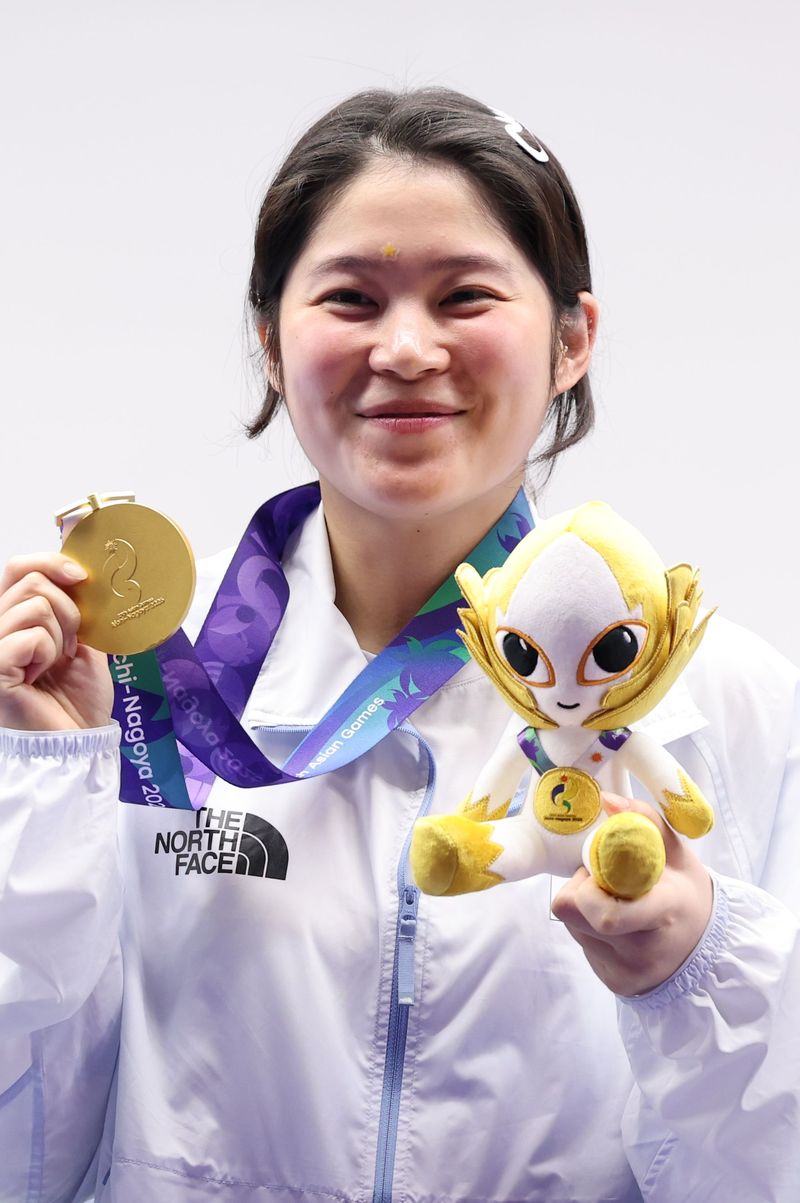 추가은(임실군청)이 23일 일본 도요타시 아이치현 종합사격장에서 열린 2026 아이치·나고야 아시안게임 사격 여자 10m 공기권총 개인전 시상식에서 금메달을 들고 포즈를 취하고 있다. 뉴스1