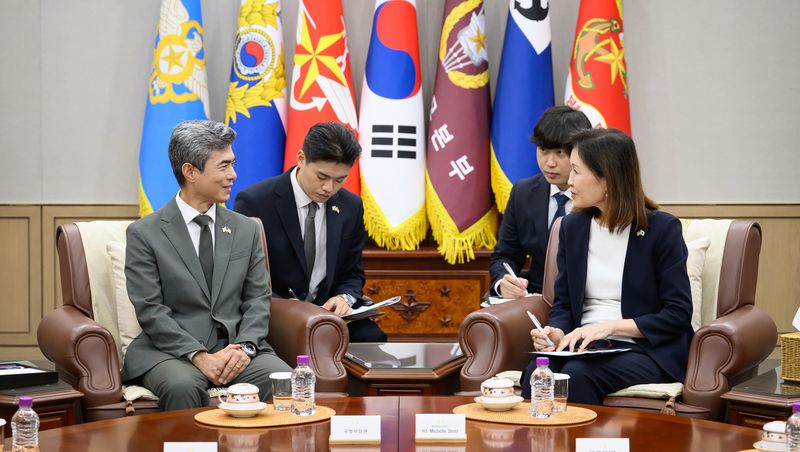 23일 오전, 강신철 국방부 장관이 미셸 스틸(Michelle Steel) 주한미국대사와 접견하며 역내 안보 정세와 주요 동맹 현안에 대해 의견을 나누고 있다. 국방부 제공