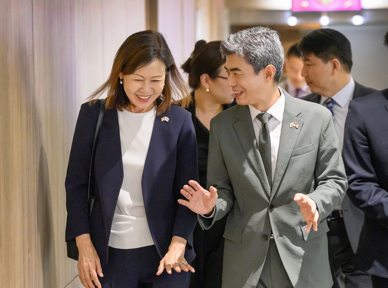 23일 오전, 강신철 국방부 장관과 국방부를 방문한 미셸 스틸(Michelle Steel) 주한미국대사가 대화를 나누고 있다. 국방부 제공