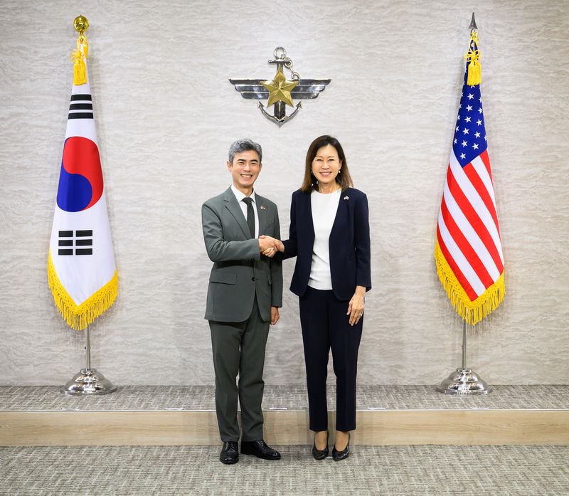 23일 오전, 강신철 국방부 장관이 미셸 스틸(Michelle Steel) 주한미국대사와 악수하고 있다. 국방부 제공