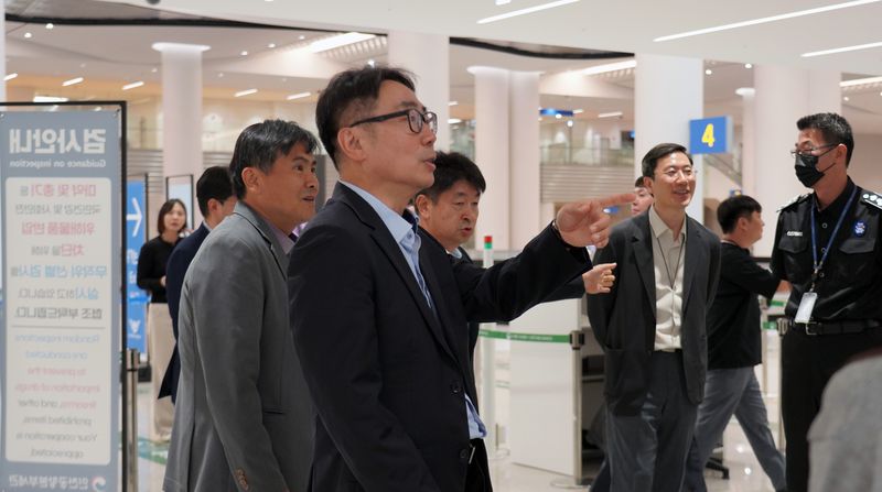 김정 인천공항본부세관장(왼쪽 두번째)이 23일 인천공항 제2여객터미널 입국장 현장을 살피고 있다.
