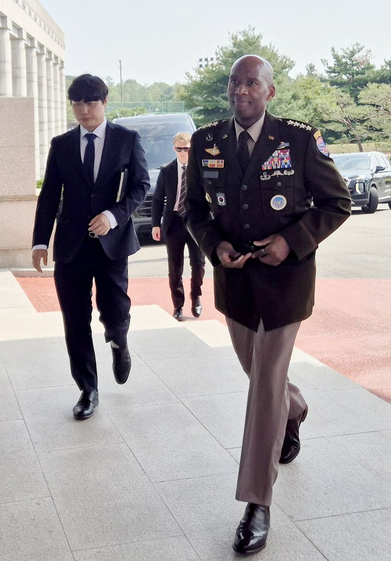제이비어 브런슨 유엔군사령관(겸 주한미군·연합사 사령관)이 지난달 23일 강신철 국방부 장관을 만나기 위해 서울 용산구 국방부 청사에 도착하고 있다. 연합뉴스