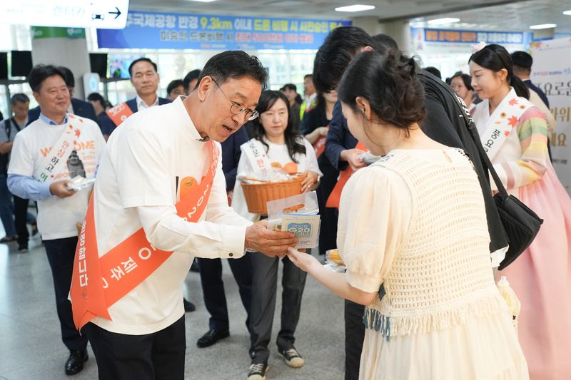 23일 제주국제공항 국내선 도착 대합실에서 위성곤 제주도지사가 추석 연휴를 맞아 제주를 찾은 관광객에게 2028년 G20 정상회의 제주 유치 안내물과 홍보 물품을 전달하고 있다. 제주도는 이날 도내 17개 공공기관장과 제주도관광협회가 참여한 합동 홍보를 시작으로 G20 제주 유치 활동을 전국으로 확대하기로 했다. 사진=제주특별자치도 제공