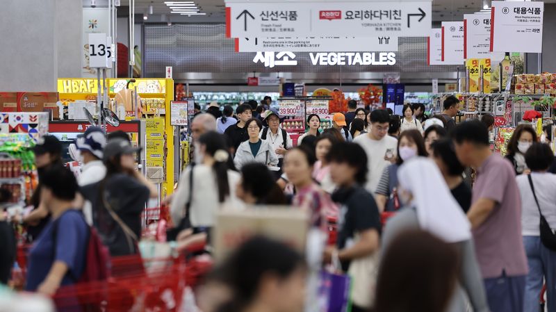 한국은행이 29일 발표한 2026년 상반기중 국내 지급결제 동향에 따르면 스마트폰 등을 활용한 '실물카드 미제시' 방식이 전년동기 대비 10.6% 증가해 일평균 1조8000억원으로 집계됐다. 사진은 추석 연휴를 앞둔 지난 23일 서울 시내 한 대형마트 모습. 뉴스1