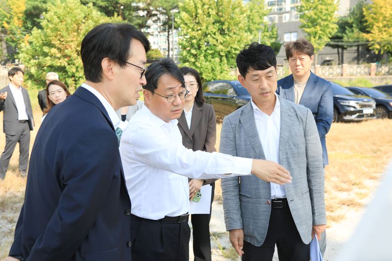 23일 이성훈 한국토지주택공사 사장(앞줄 왼쪽 두번째)이 서울시 도봉구 성대야구장을 찾아 사업 추진 현황을 점검하고 있다. LH 제공