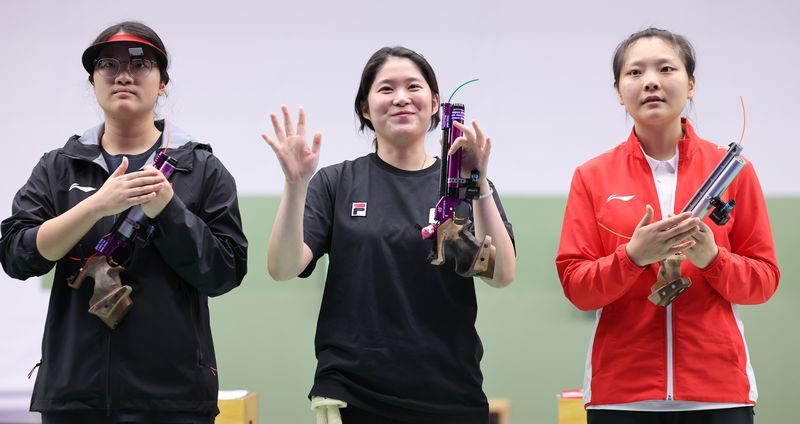 대한민국 추가은이 23일 일본 도요타시 아이치현 종합사격장에서 열린 2026 아이치·나고야 아시안게임 사격 여자 10m 공기권총 개인전 결선에서 금메달을 확정지은 뒤 미소지으며 인사하고 있다. 뉴스1