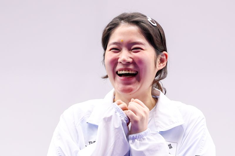 대한민국 추가은이 23일 일본 도요타시 아이치현 종합사격장에서 열린 2026 아이치·나고야 아시안게임 사격 여자 10m 공기권총 개인전 시상식에서 금메달을 수상하기 앞서 미소짓고 있다. 뉴스1