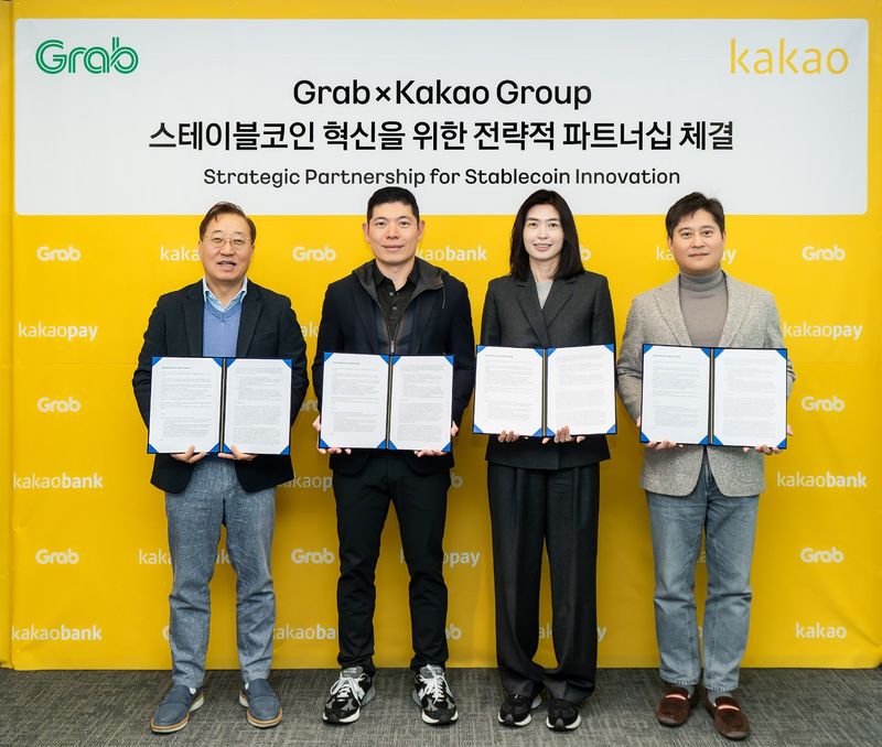 카카오그룹(카카오, 카카오뱅크, 카카오페이)과 그랩이 한국-동남아 디지털 자산 생태계 구축을 위한 업무협약을 체결했다. 윤호영 카카오뱅크 대표이사(왼쪽부터), 앤서니 탄 그랩 CEO, 정신아 카카오 대표이사, 신원근 카카오페이 대표이사가 기념촬영을 하고 있다. 카카오뱅크 제공