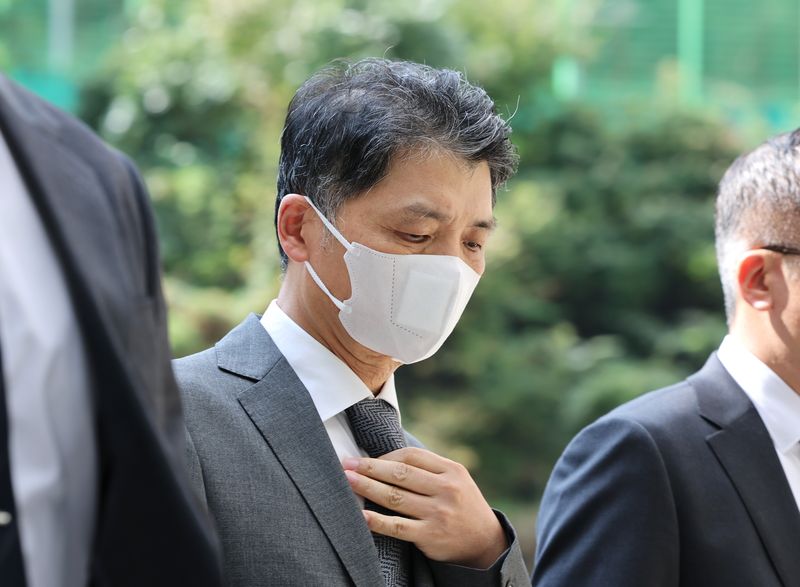 SM엔터테인먼트 시세조종 공모 의혹으로 1심에서 무죄를 선고받은 김범수 카카오 미래이니셔티브센터장이 23일 서울 서초구 고등법원에서 열린 2심 속행 공판에 출석하고 있다. 연합뉴스