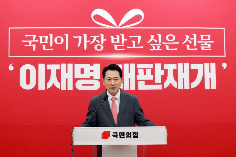 국민의힘 장동혁 대표가 지난 23일 국회에서 여권의 재제청 요구를 거부한 조희대 대법원장에 대한 공세, 비무장지대(DMZ) 내 지뢰 추정 폭발 사고 등 현안과 관련해 입장을 밝히고 있다. 연합뉴스