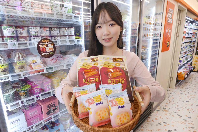 이마트24 모델이 매장에서 냉동디저트 상품을 소개하고 있다. 이마트24 제공