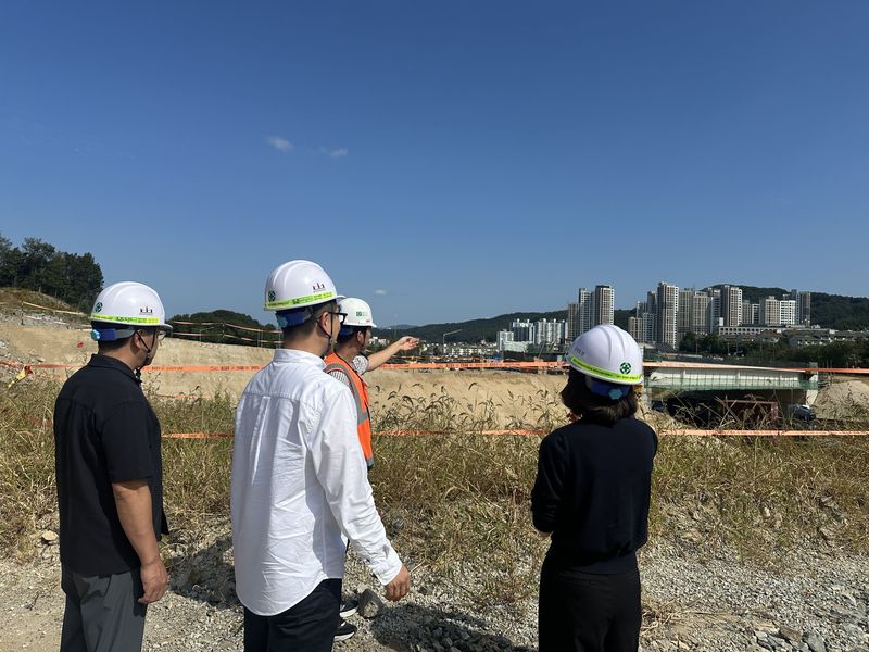 23일 행복청·대전시·한국도로공사 등 관계자들로 구성된 합동점검반이명 명절을 맞아 회덕IC 공사현장에서 안전관리 실태를 확인하고 있다. 행복청 제공