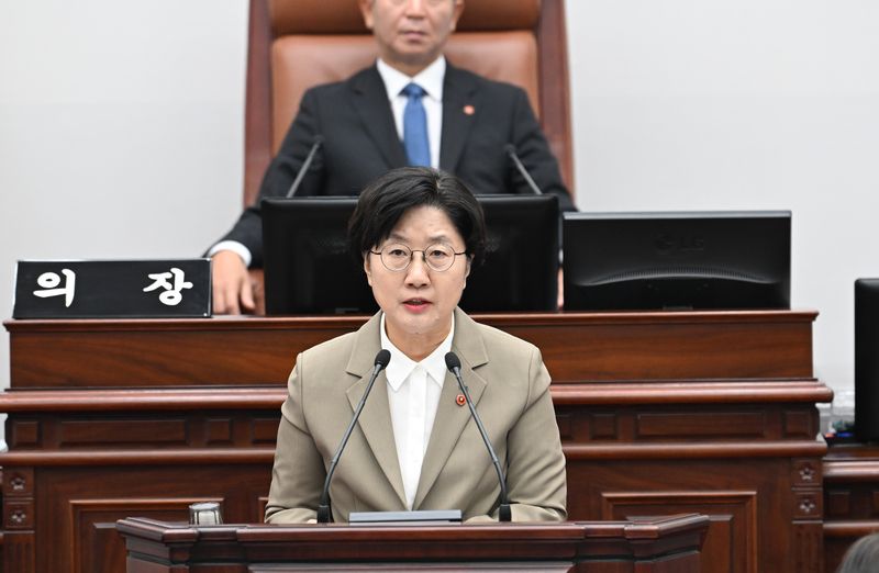 지난 9일 제주특별자치도의회 본회의장에서 고의숙 제주특별자치도교육감이 제454회 제1차 정례회 교육행정질문에 답변하고 있다. 이날 지방교육재정교부금 개편과 교육시설 투자 재원이 주요 현안으로 다뤄졌다. 사진=제주특별자치도의회 제공