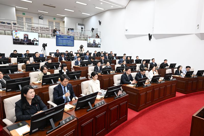 22일 제주특별자치도의회 제454회 제1차 정례회 제7차 본회의에 참석한 의원들이 안건을 심의하고 있다. 이날 지방교육재정교부금의 안정적 운영과 합리적 개편을 요구하는 건의안이 본회의를 통과했다. 사진=제주특별자치도의회 제공