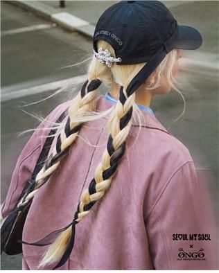 서울시 도시브랜드 ‘서울마이소울(SEOUL MY SOUL)’과 전통 매듭 패션 브랜드 ‘온고(ONGO)’가 협업해 지난 3일 출시한 ‘서울마이소울 벨트캡’을 모델이 착용한 모습. 서울시 제공