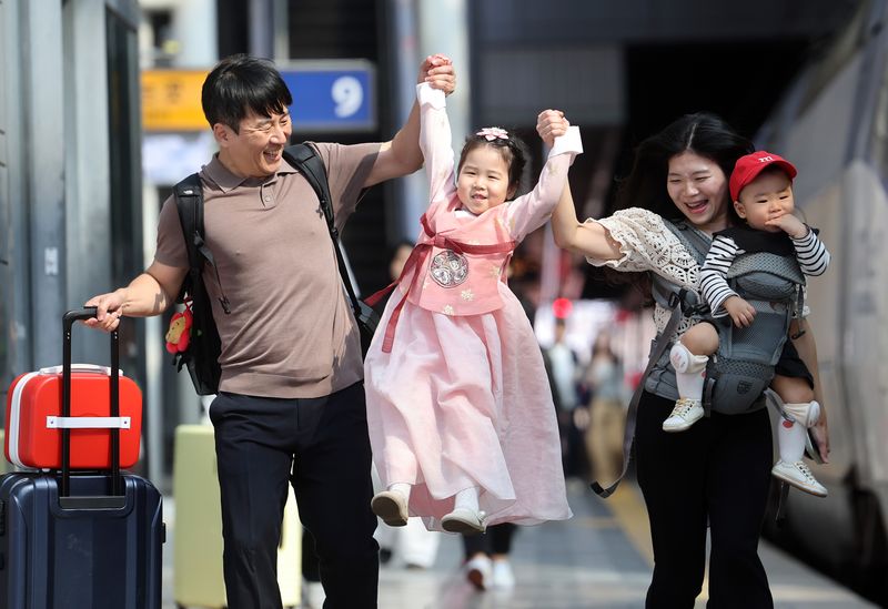 추석 연휴를 하루 앞둔 23일 서울역에서 한 가족이 열차에 탑승하기 위해 이동하고 있다. 국토교통부에 따르면 추석 특별교통대책 기간인 이날부터 오는 27일까지 모두 3093만명이 이동할 것으로 예상됐다. 연합뉴스