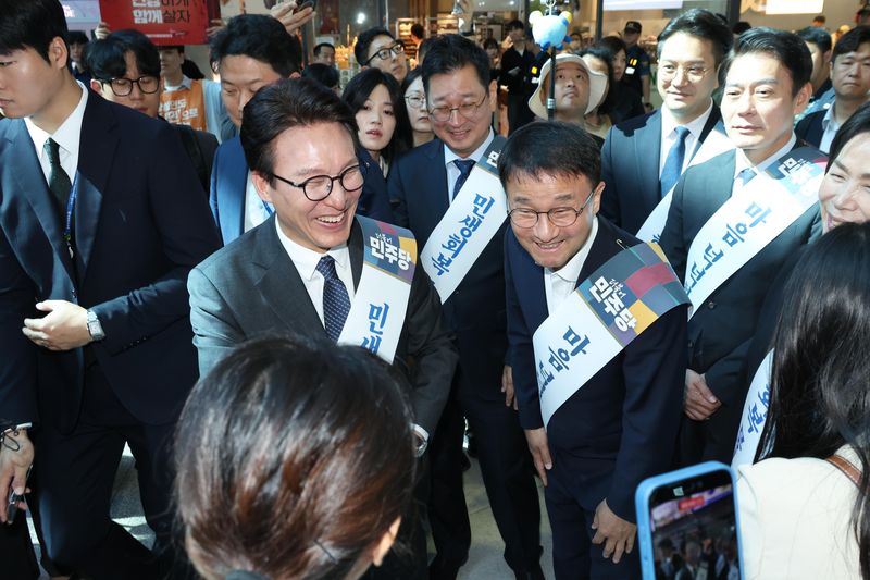 더불어민주당 김민석 대표(앞줄 왼쪽)와 한병도 원내대표(앞줄 오른쪽)를 비롯한 민주당 의원들이 추석 연휴를 하루 앞둔 23일 서울 용산역을 찾아 귀성길 시민들에게 인사하고 있다. 연합뉴스