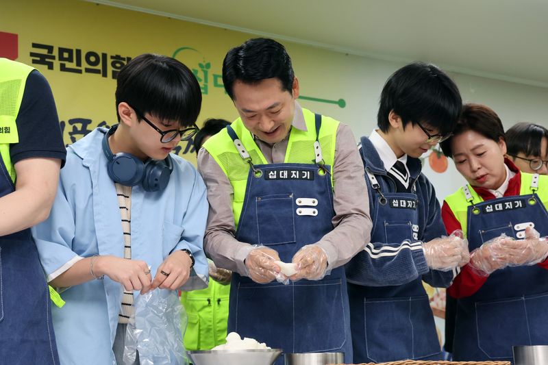 국민의힘 장동혁 대표(가운데)가 23일 경기도 의정부시 청소년비전센터 십대지기에서 열린 '추석 맞이 청년레드윙 봉사활동'에 참석해 청소년, 자원봉사자들과 함께 송편을 빚고 있다. 연합뉴스