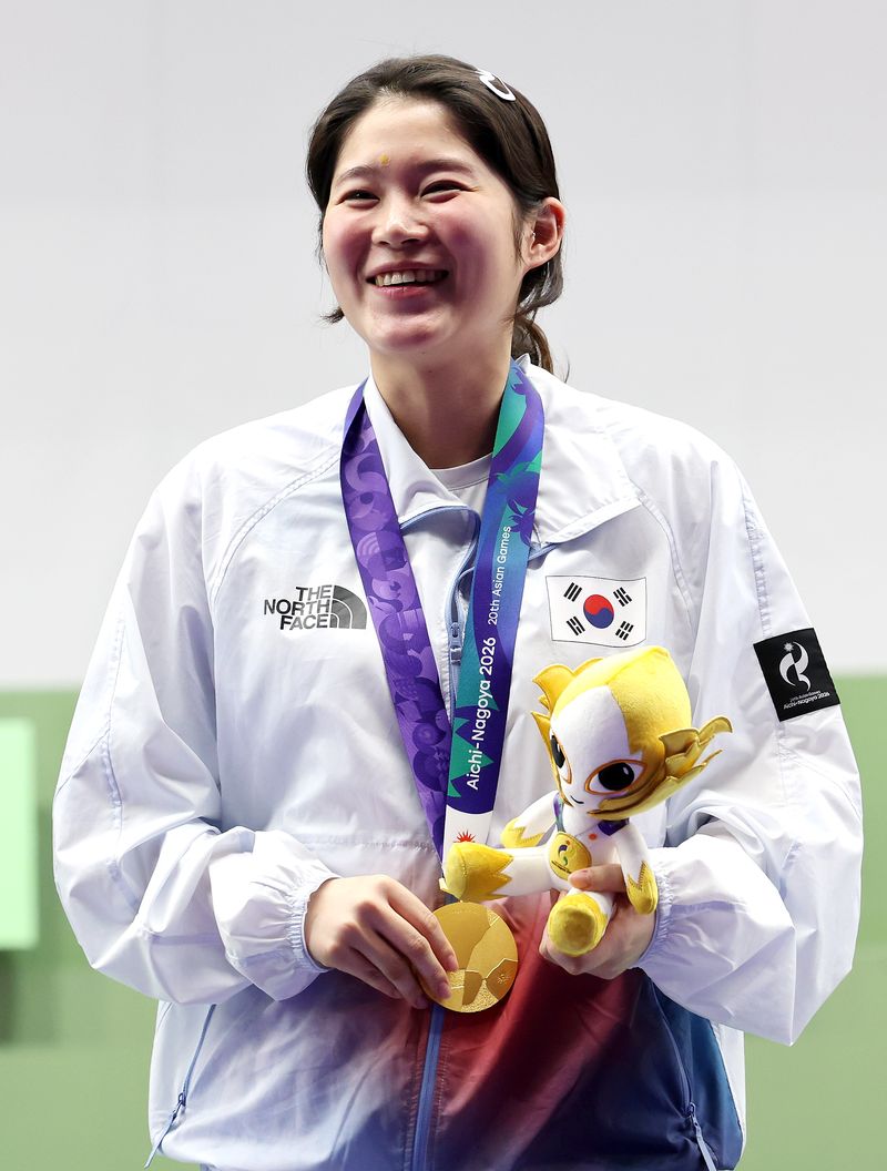23일 일본 아이치현에서 열린 2026 아이치·나고야 아시안게임에서 한국 대표팀이 사격과 e스포츠 종목 메달을 따냈다. 이날 10m 공기권총 개인전 금메달을 목에 걸고 기뻐하는 추가은.연합뉴스