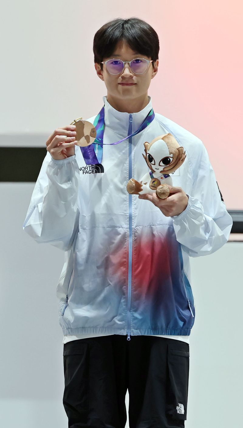e스포츠 그란투리스모7 시상식에서 동메달을 쥐고 미소짓는 김영찬. 연합뉴스